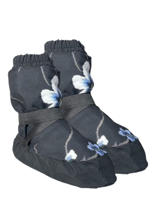 BOTITA CALENTADORA NEGRO FLORES AZULES